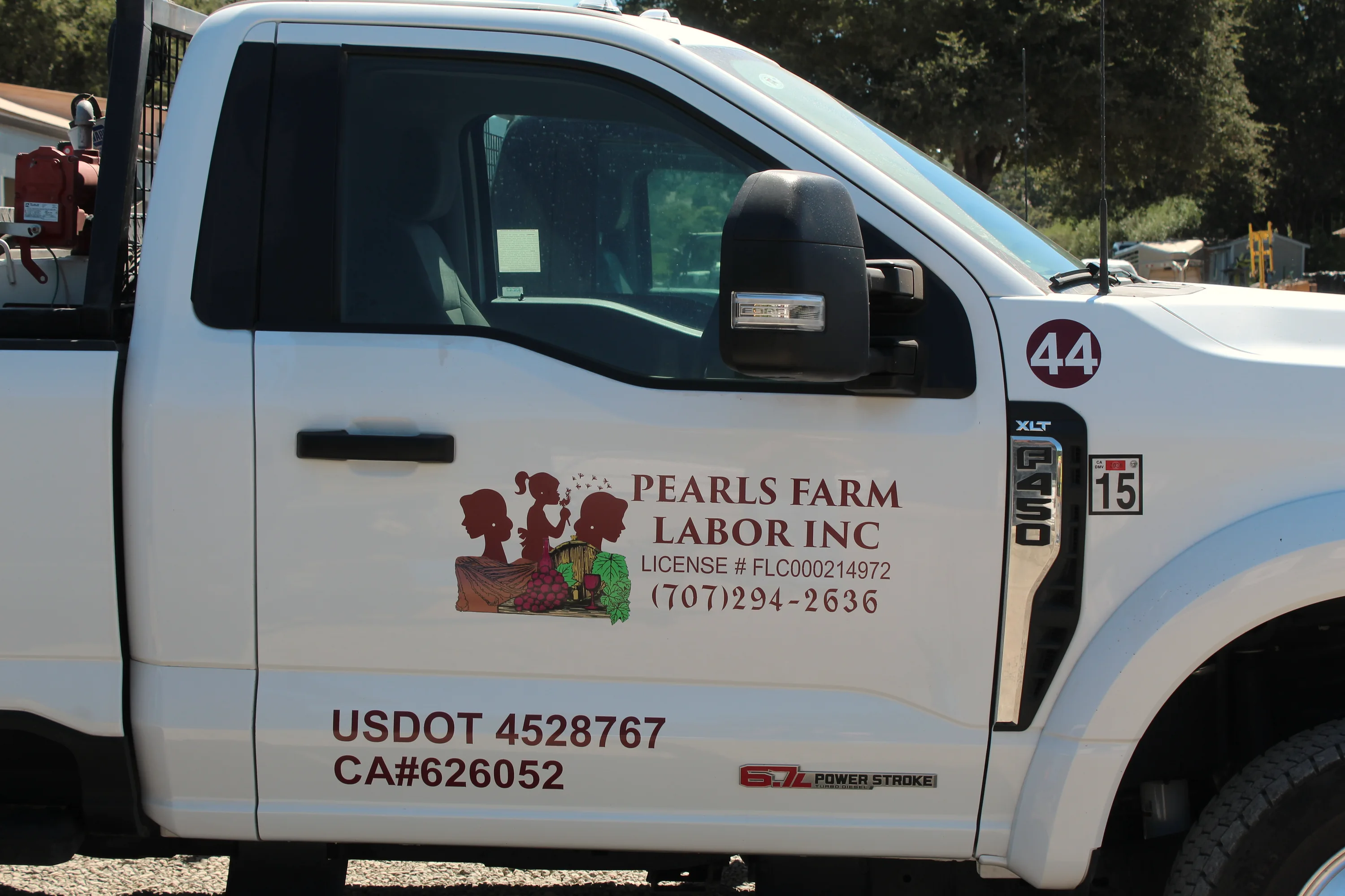 Camioneta de Pearls y equipo en una propiedad agrícola